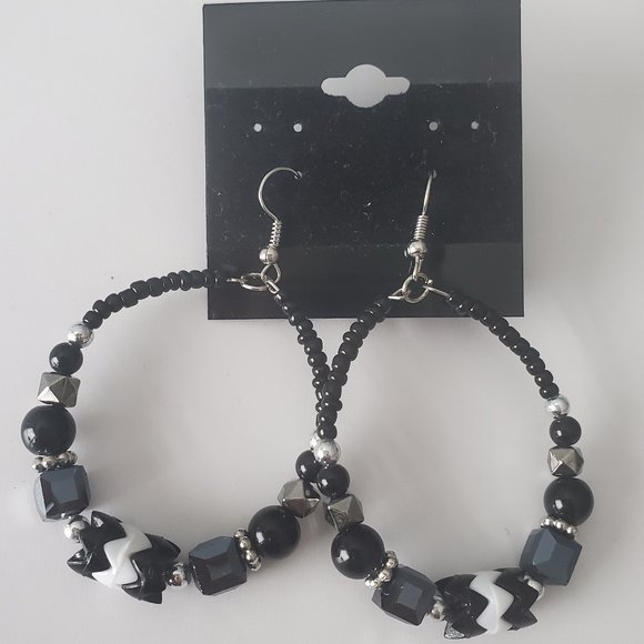 NEW Black & White Beaded Hoop Earrings Medium Large size 40mm Zig Zag Chevron - Picture 2 of 5